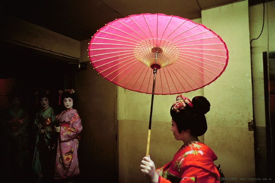 實(shí)拍日本紅唇藝伎深居簡(jiǎn)出的隱秘生活(組圖)