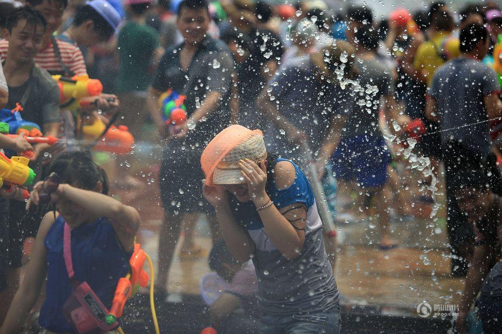 西雙版納萬(wàn)人歡度潑水節(jié) 蔚為壯觀